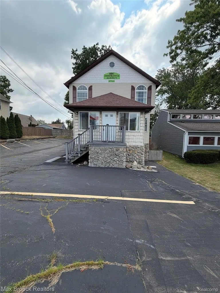 1711 Cass Lake Road Keego Harbor City MI 48320