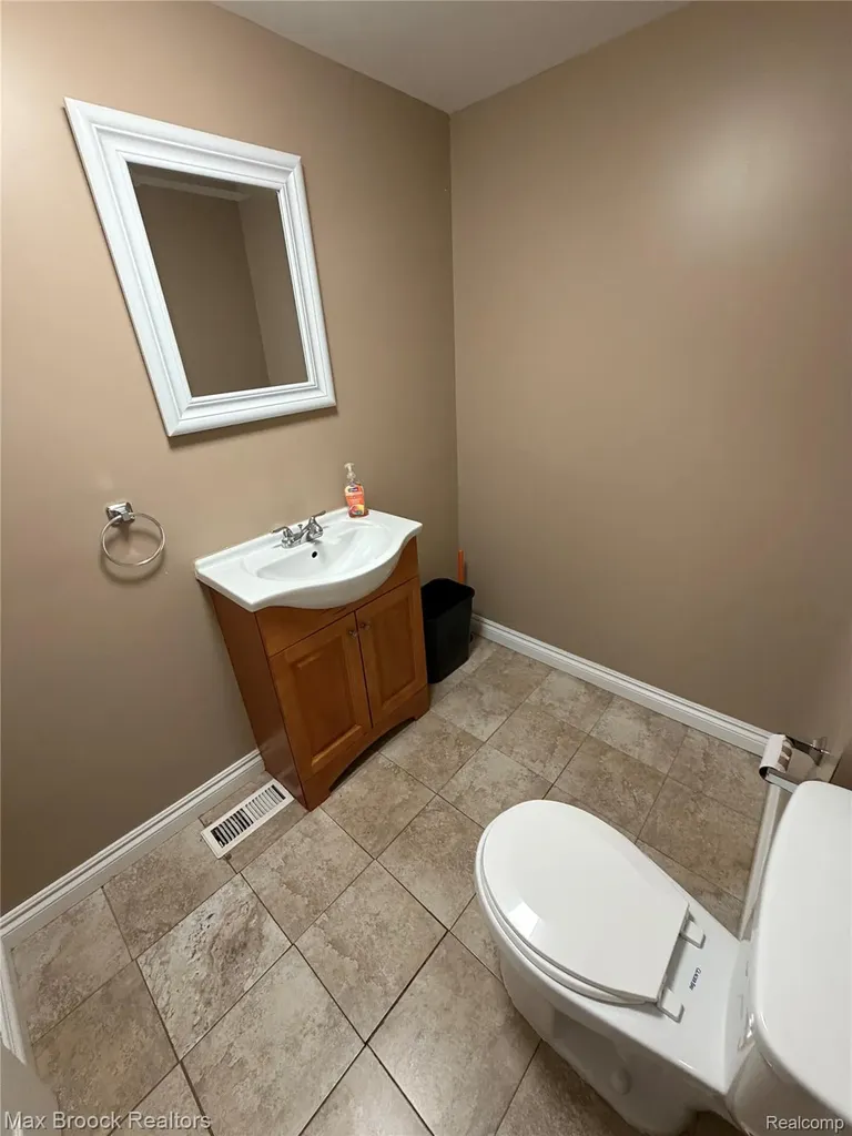 1711 Cass Lake Road Keego Harbor City MI 48320