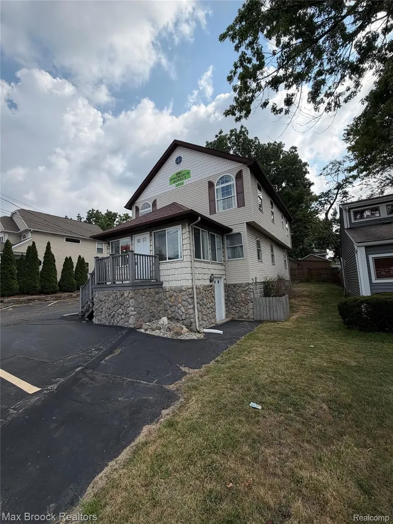 1711 Cass Lake Road Keego Harbor City MI 48320