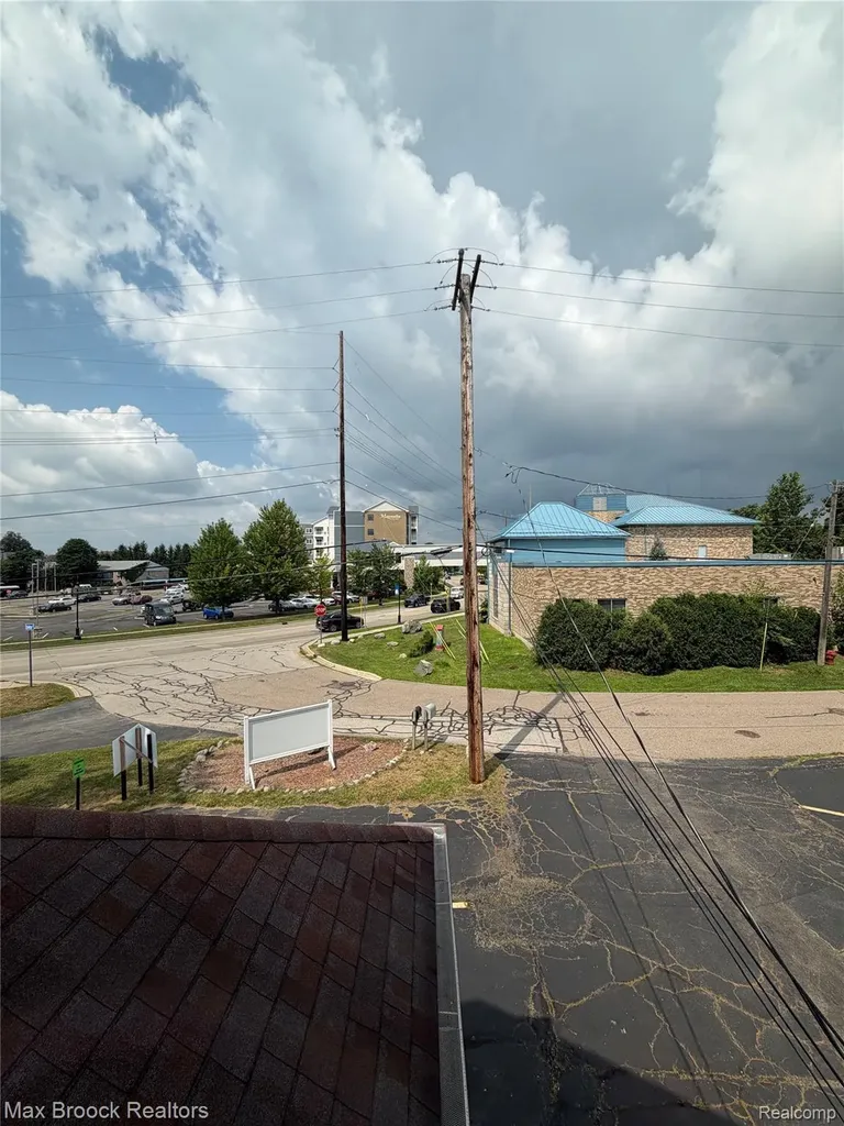 1711 Cass Lake Road Keego Harbor City MI 48320