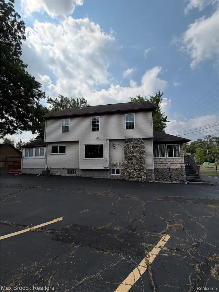 1711 Cass Lake Road Keego Harbor City MI 48320