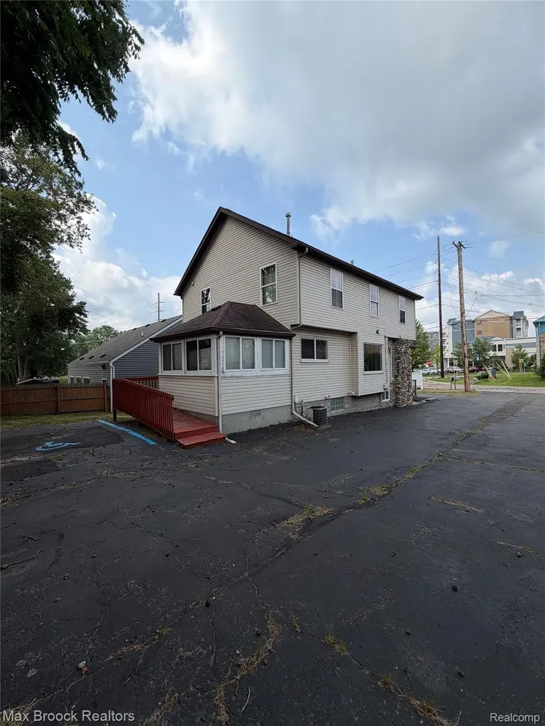 1711 Cass Lake Road Keego Harbor City MI 48320