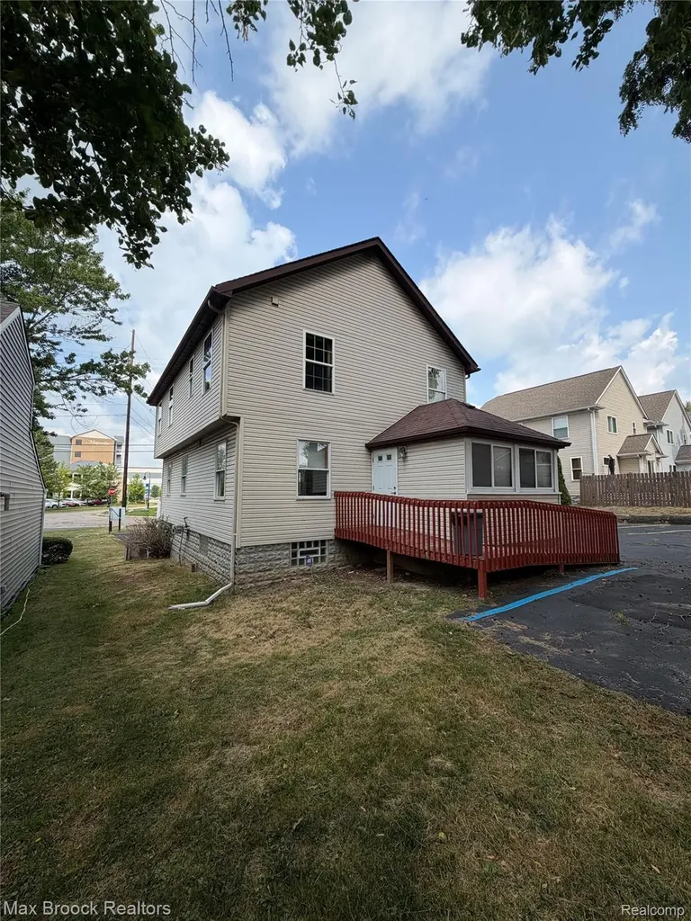 1711 Cass Lake Road Keego Harbor City MI 48320