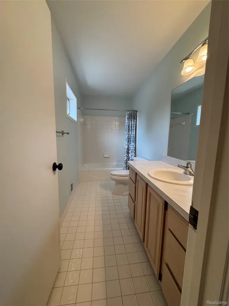 2132 Maple Creek Circle Pittsfield Charter Township MI 48108