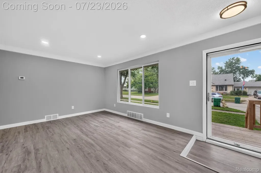 29527 James Street Garden City City MI 48135
