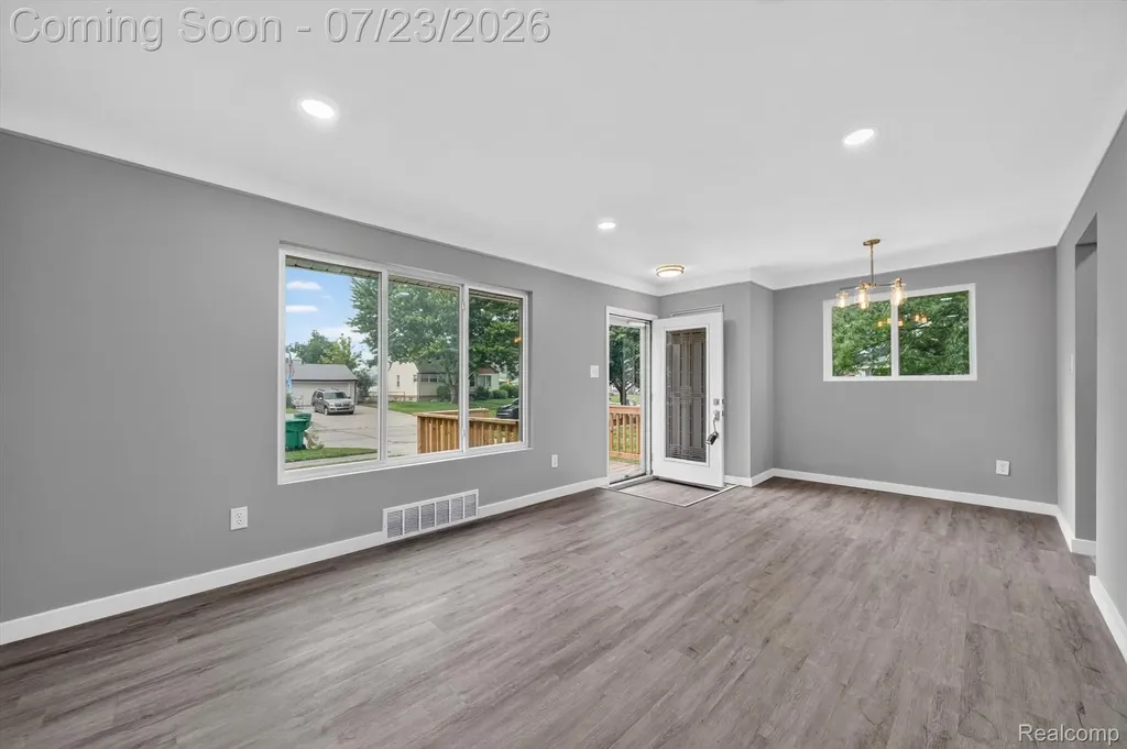 29527 James Street Garden City City MI 48135