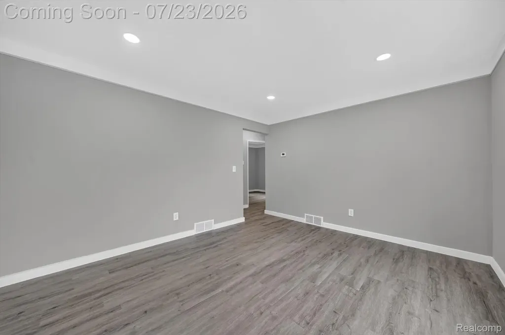 29527 James Street Garden City City MI 48135
