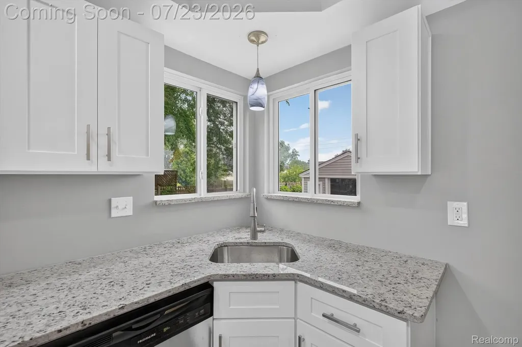 29527 James Street Garden City City MI 48135