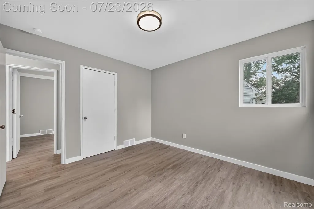 29527 James Street Garden City City MI 48135