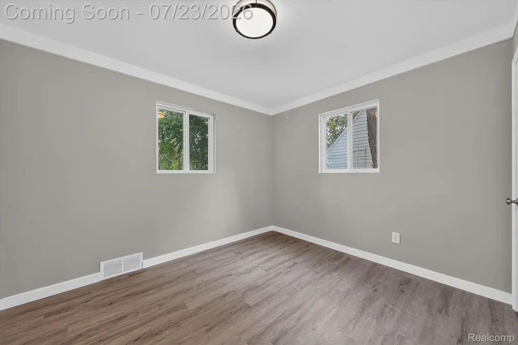 29527 James Street Garden City City MI 48135