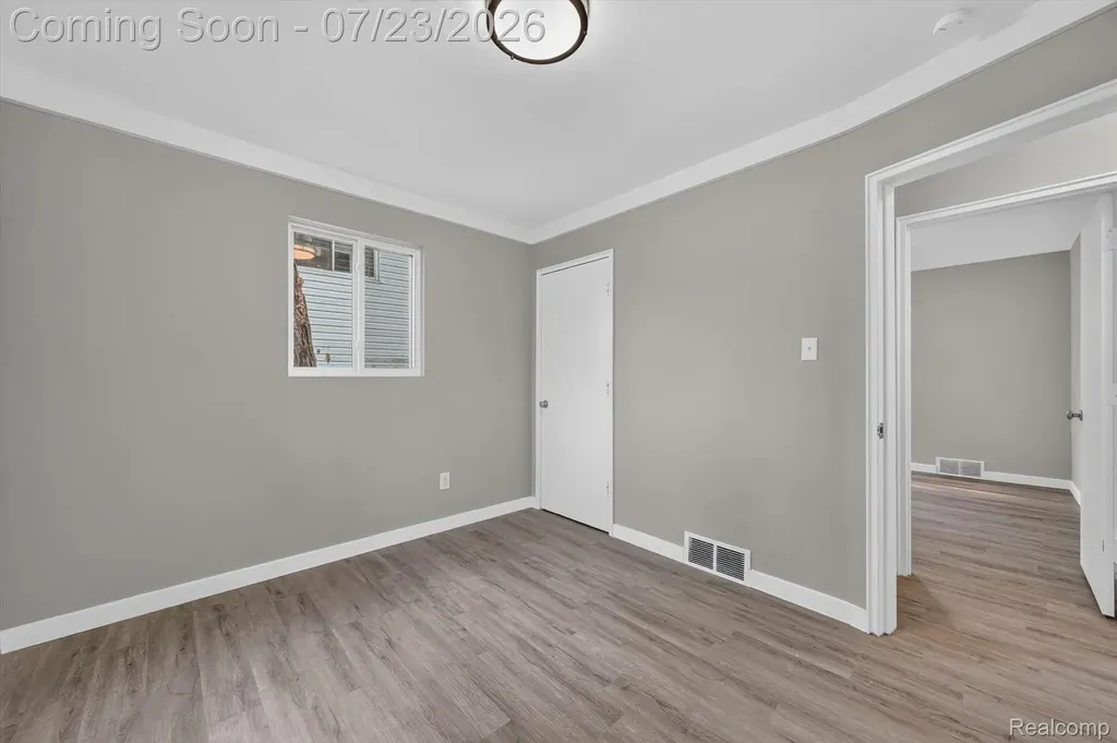 29527 James Street Garden City City MI 48135