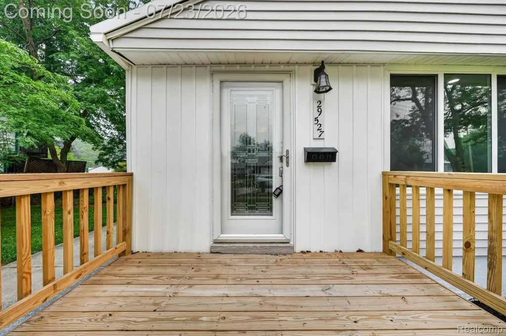 29527 James Street Garden City City MI 48135