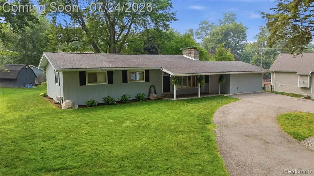 1052 Robinwood Avenue Waterford Charter Township MI 48328