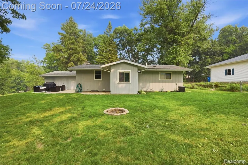 1052 Robinwood Avenue Waterford Charter Township MI 48328