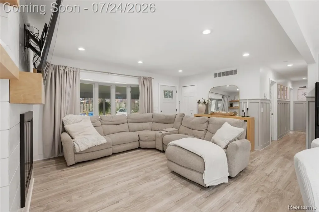 1052 Robinwood Avenue Waterford Charter Township MI 48328