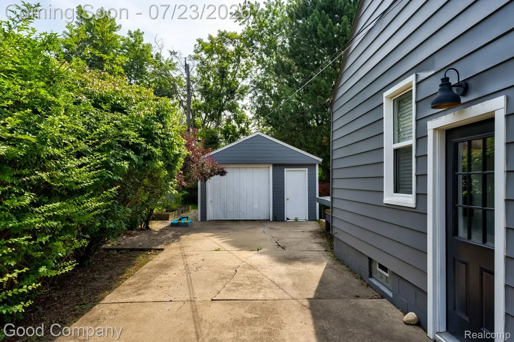 3072 Griffith Avenue Berkley City MI 48072