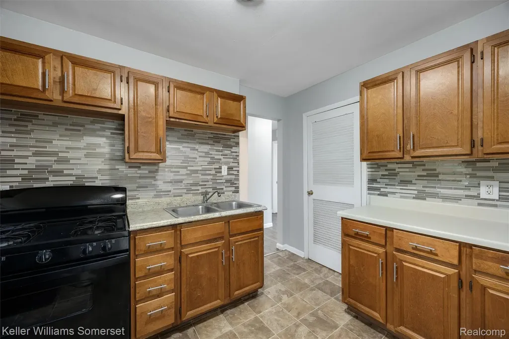 11118 Jewett Avenue Warren City MI 48089