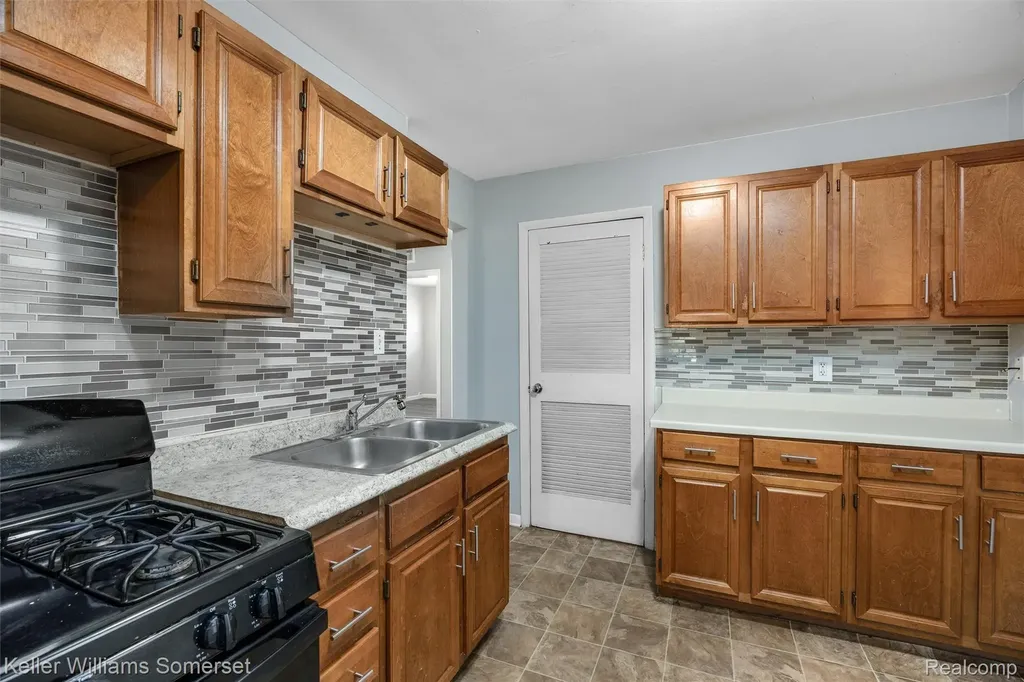 11118 Jewett Avenue Warren City MI 48089