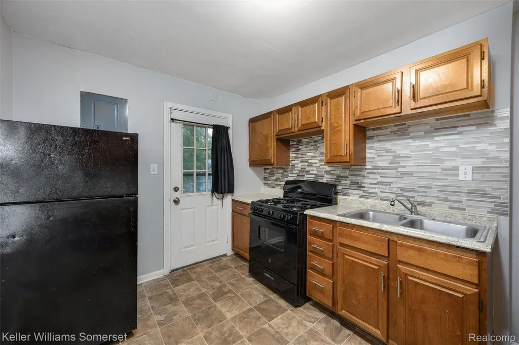 11118 Jewett Avenue Warren City MI 48089