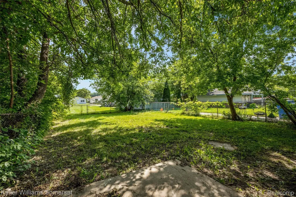 11118 Jewett Avenue Warren City MI 48089