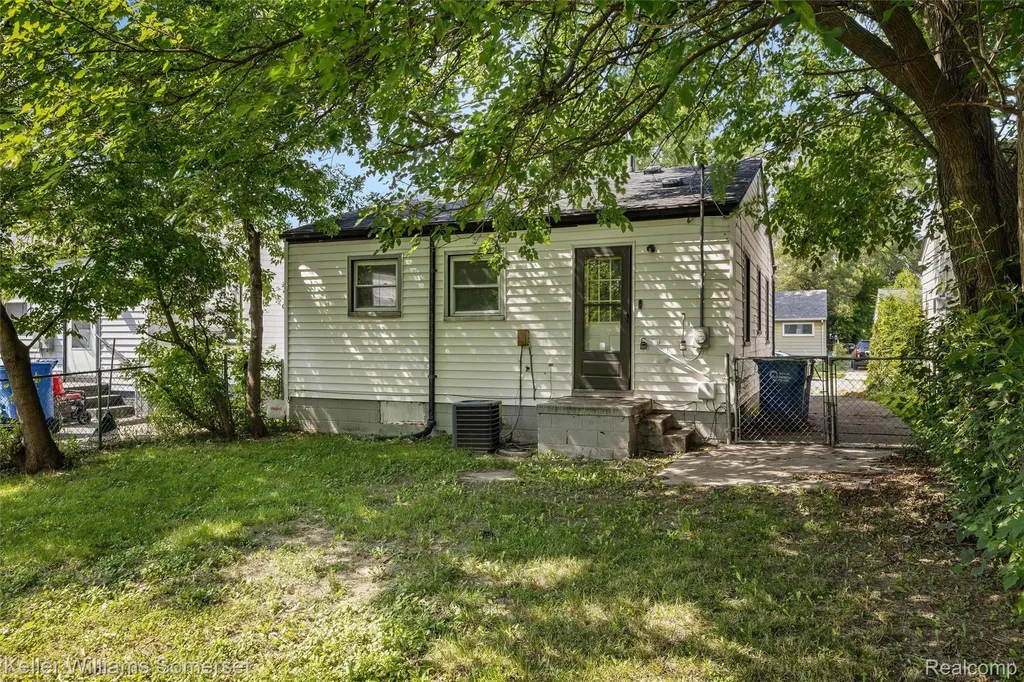 11118 Jewett Avenue Warren City MI 48089