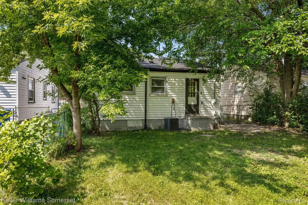 11118 Jewett Avenue Warren City MI 48089
