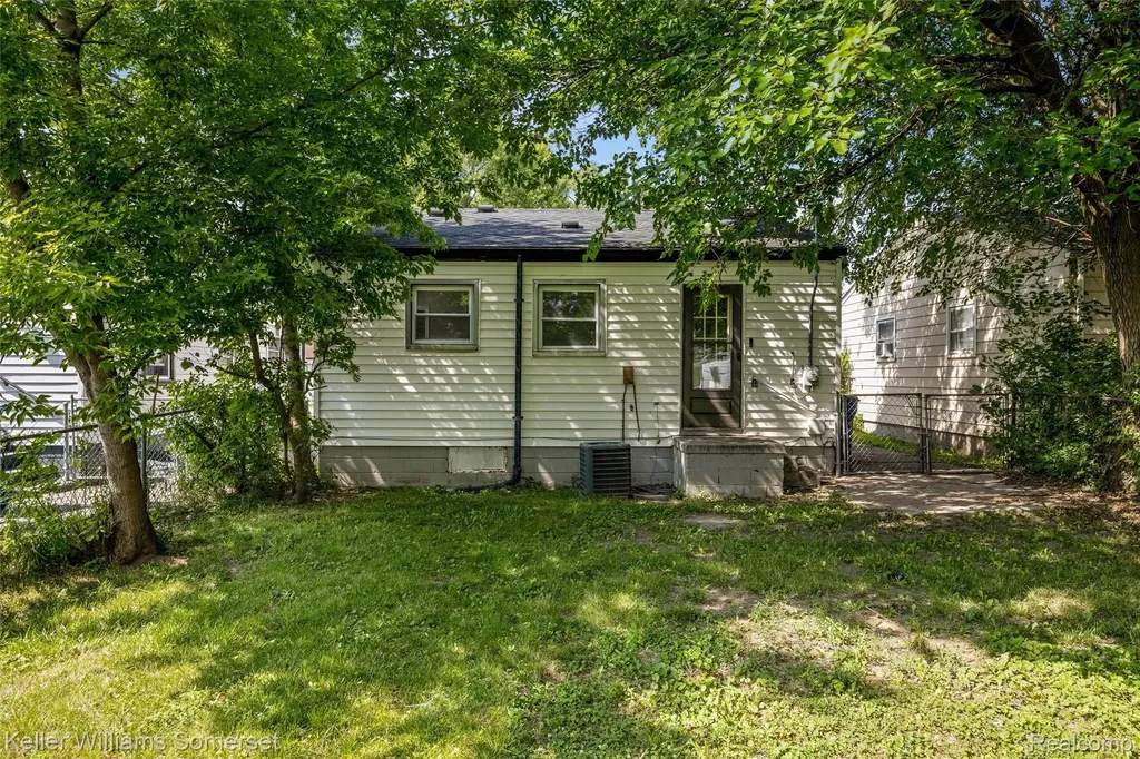 11118 Jewett Avenue Warren City MI 48089