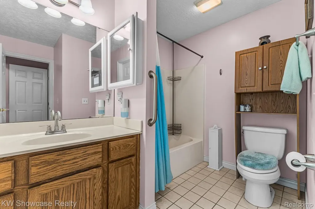 1313 Pin Oak Bluff Howell Township MI 48843