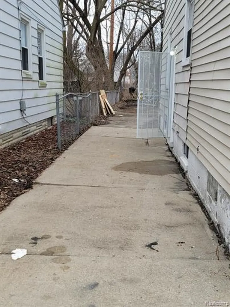 7261 Auburn Street Detroit City MI 48228
