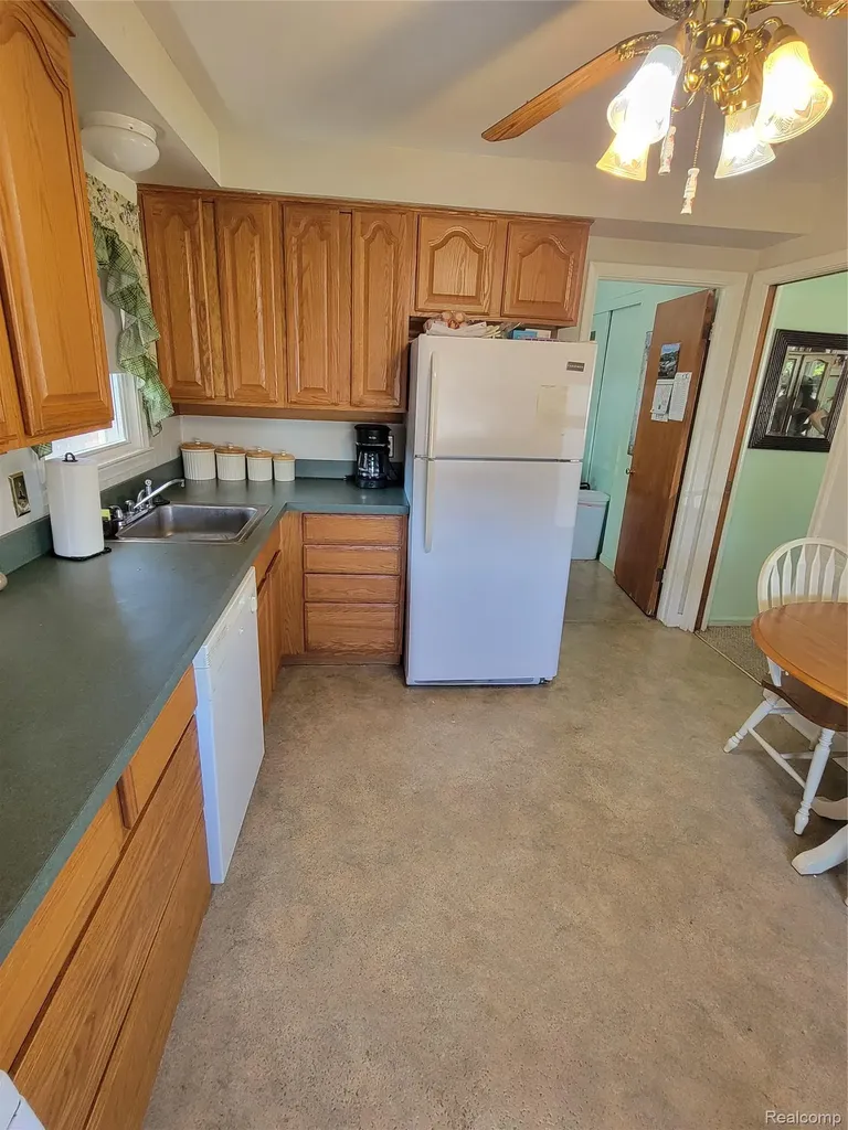 18511 Wendy Riverview City MI 48193