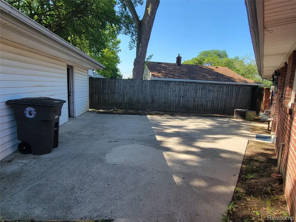 18511 Wendy Riverview City MI 48193