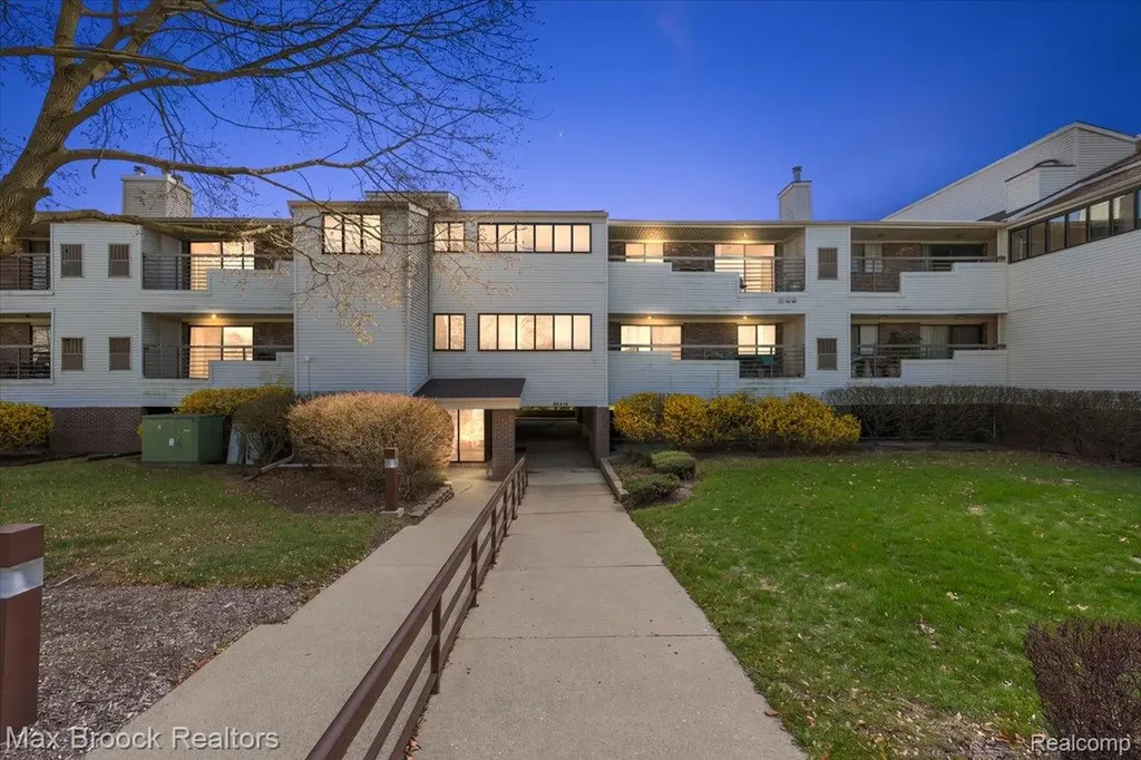 30414 Orchard Lake Road Farmington Hills City MI 48334