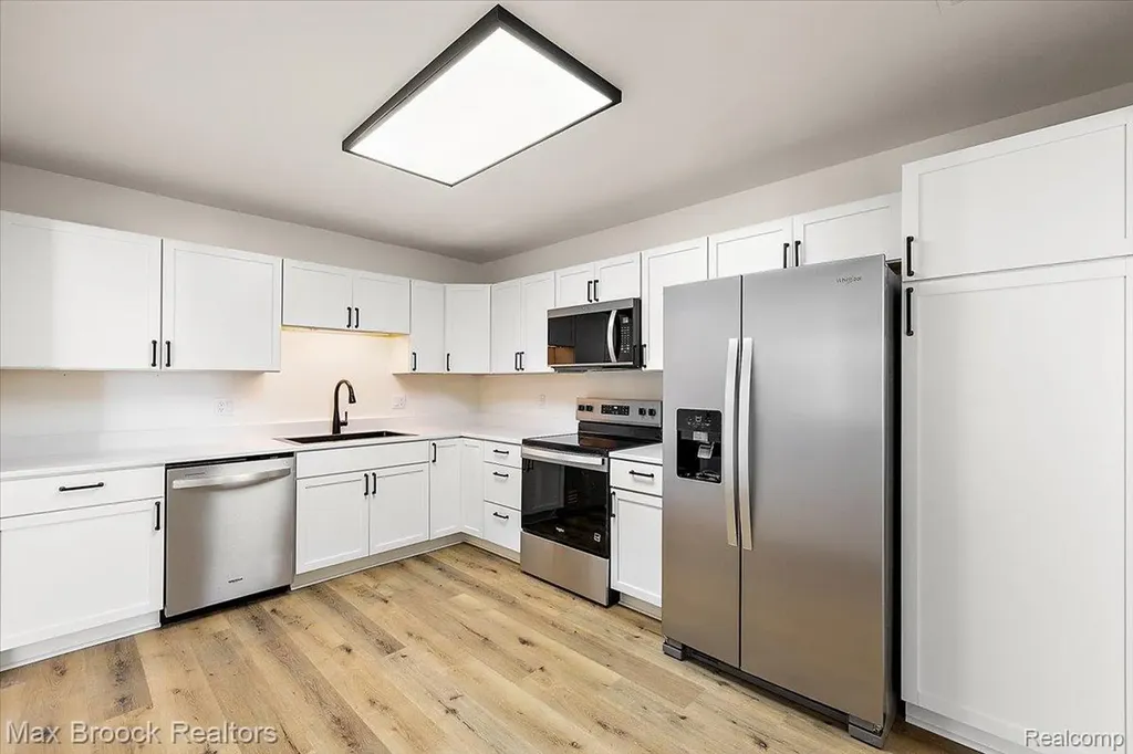 30414 Orchard Lake Road Farmington Hills City MI 48334