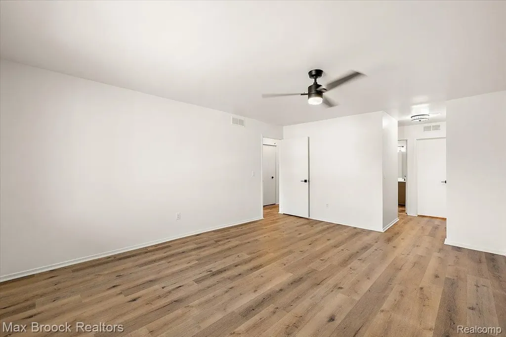 30414 Orchard Lake Road Farmington Hills City MI 48334