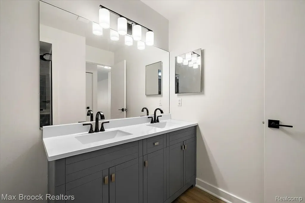 30414 Orchard Lake Road Farmington Hills City MI 48334