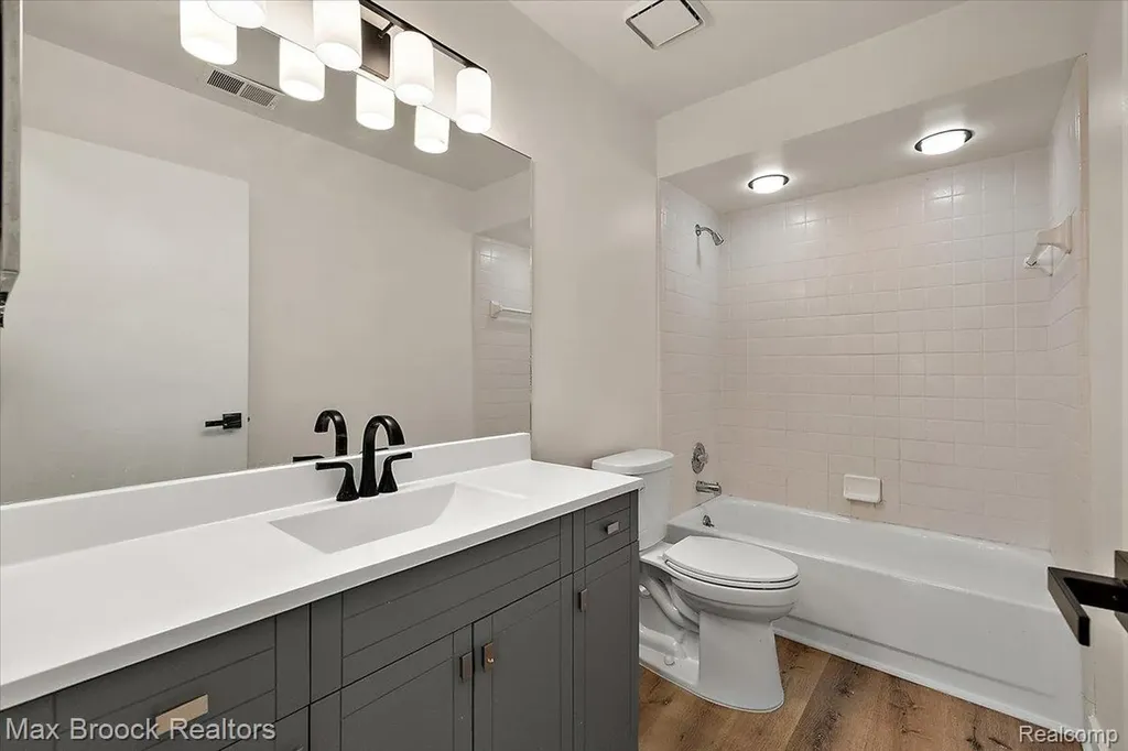30414 Orchard Lake Road Farmington Hills City MI 48334