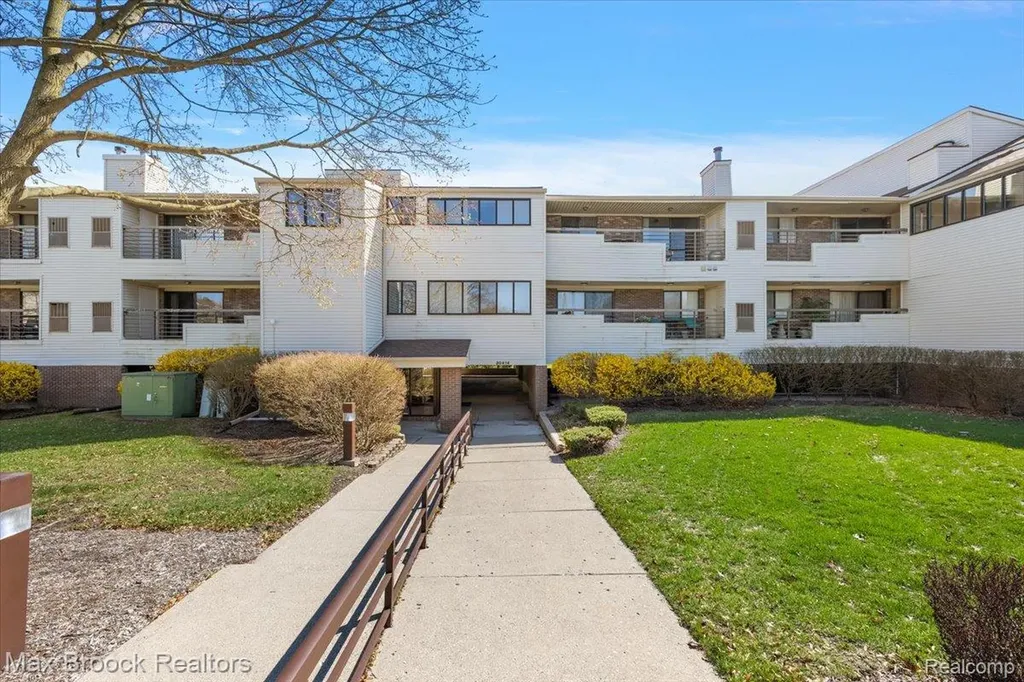 30414 Orchard Lake Road Farmington Hills City MI 48334