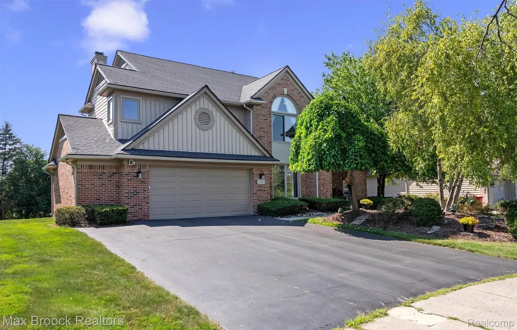 5101 Village Commons Drive West Bloomfield Charter Township MI 48322