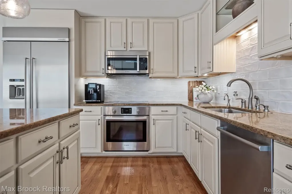 5101 Village Commons Drive West Bloomfield Charter Township MI 48322