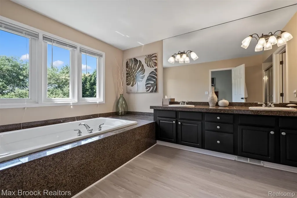 5101 Village Commons Drive West Bloomfield Charter Township MI 48322