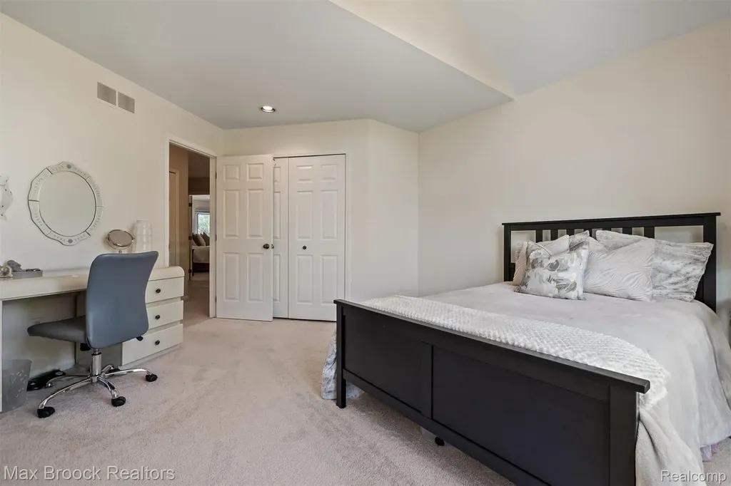 5101 Village Commons Drive West Bloomfield Charter Township MI 48322