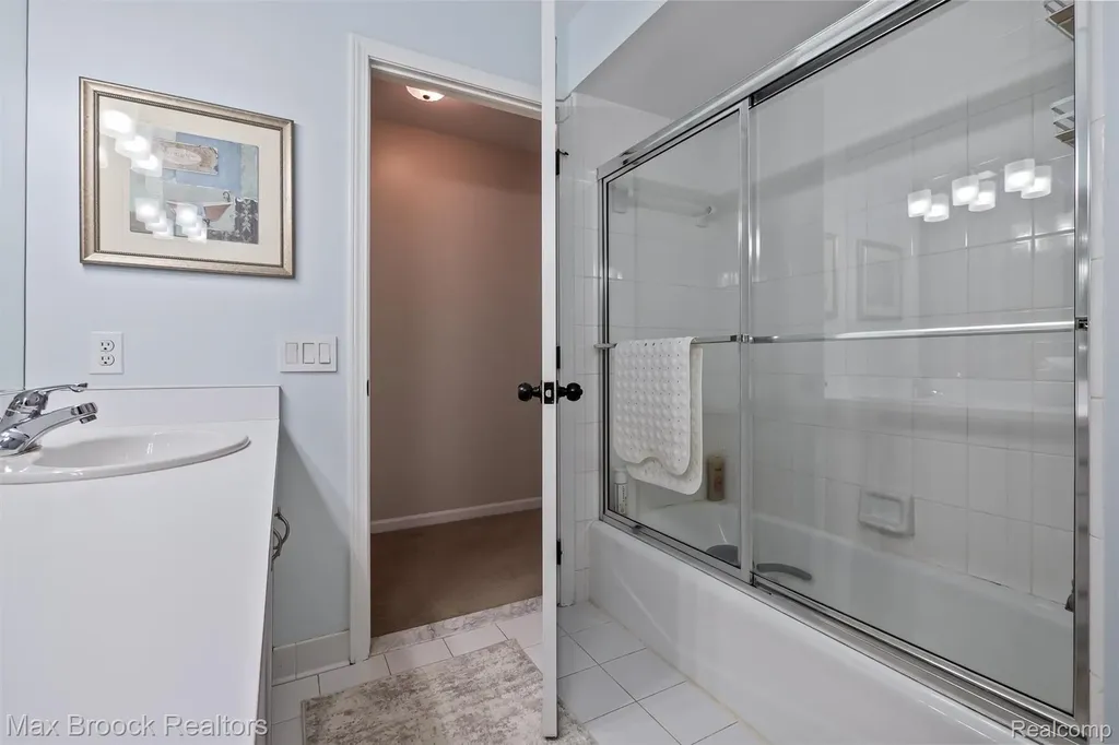 5101 Village Commons Drive West Bloomfield Charter Township MI 48322