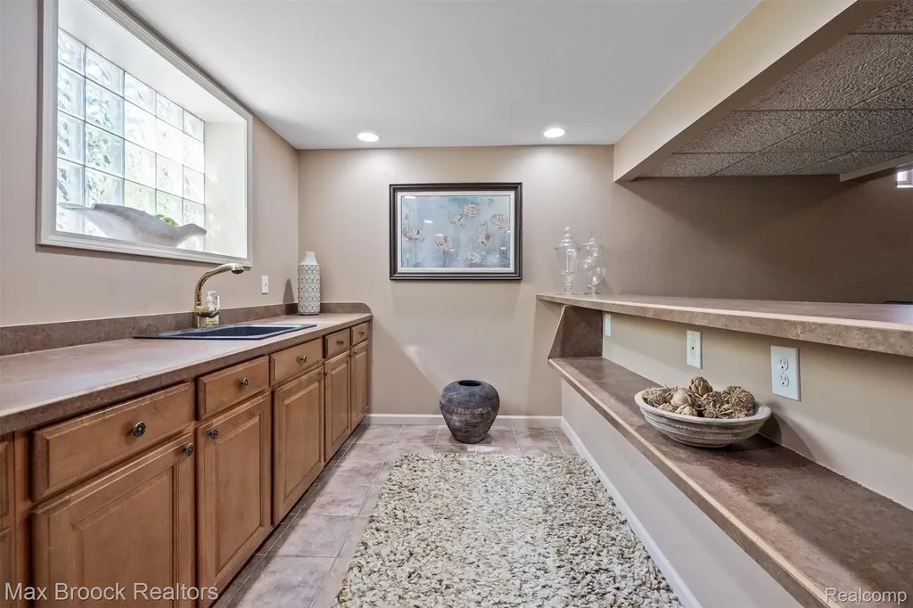 5101 Village Commons Drive West Bloomfield Charter Township MI 48322