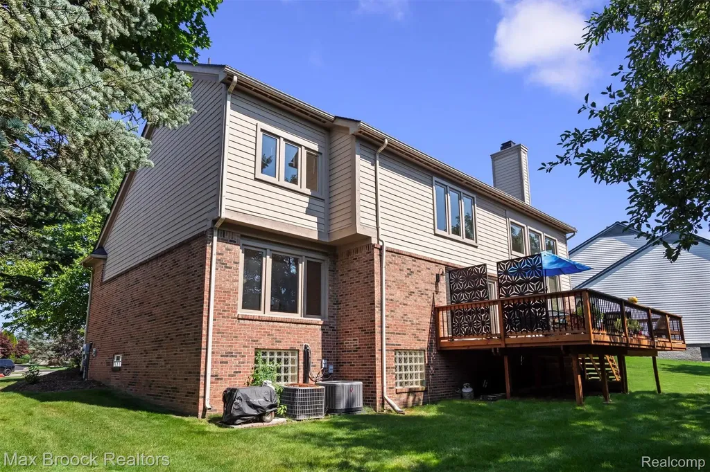 5101 Village Commons Drive West Bloomfield Charter Township MI 48322