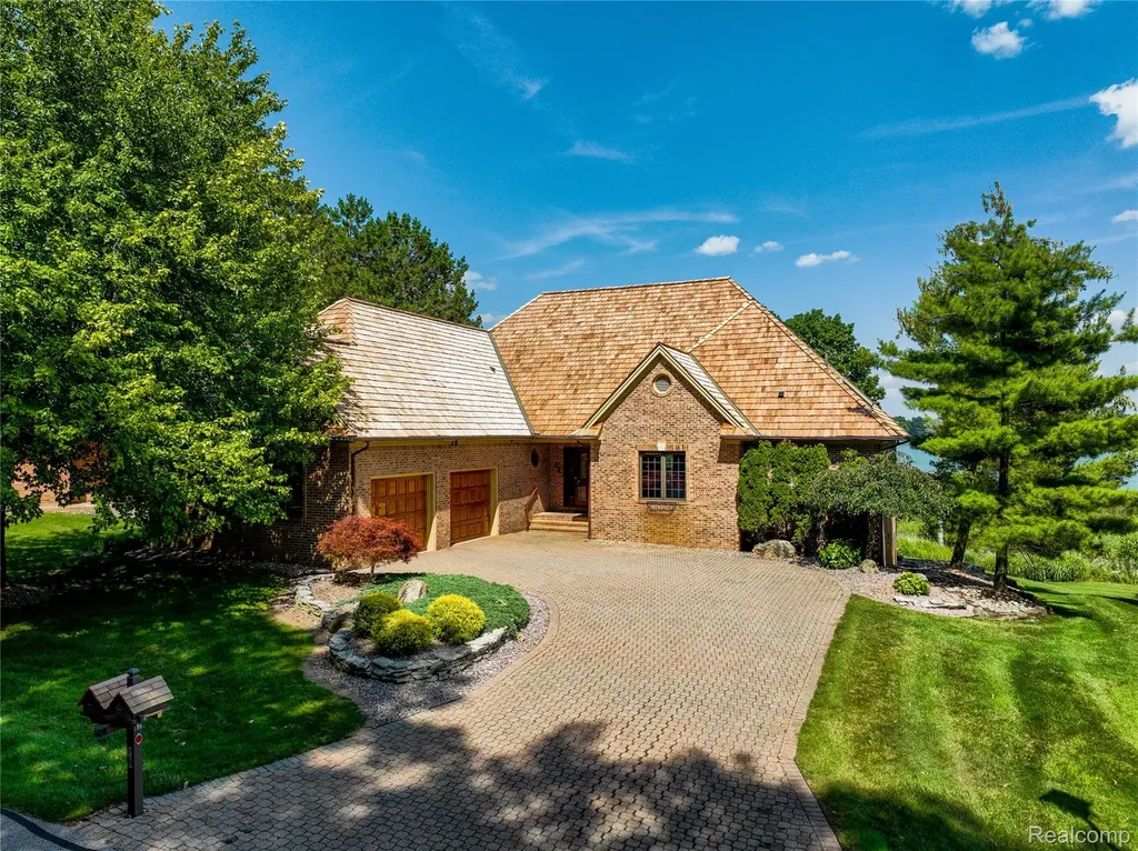 62 Chateaux Du Lac Drive Fenton Charter Township MI 48430