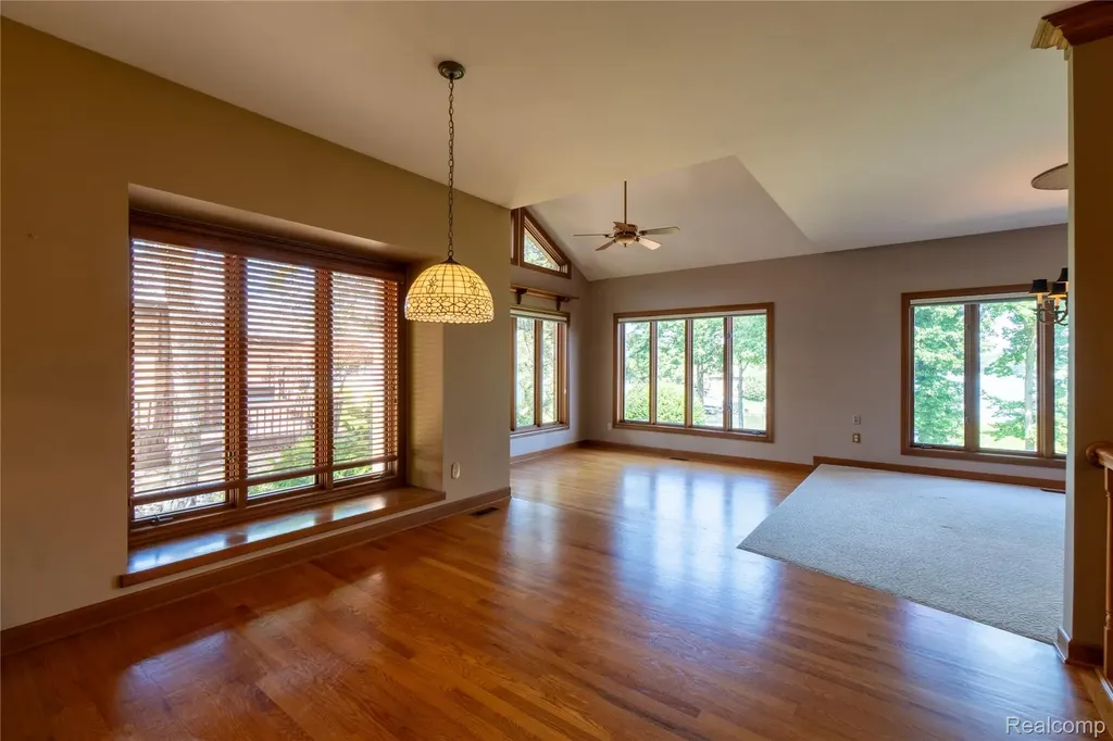 62 Chateaux Du Lac Drive Fenton Charter Township MI 48430