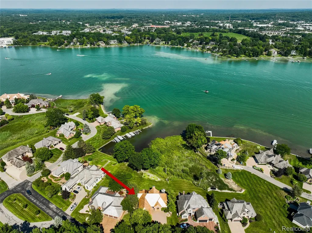 62 Chateaux Du Lac Drive Fenton Charter Township MI 48430