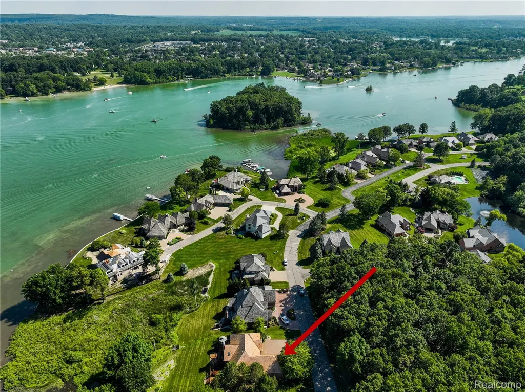 62 Chateaux Du Lac Drive Fenton Charter Township MI 48430