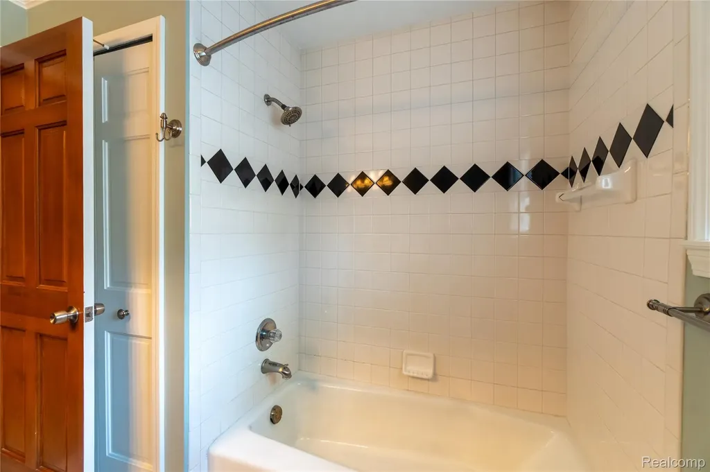 62 Chateaux Du Lac Drive Fenton Charter Township MI 48430