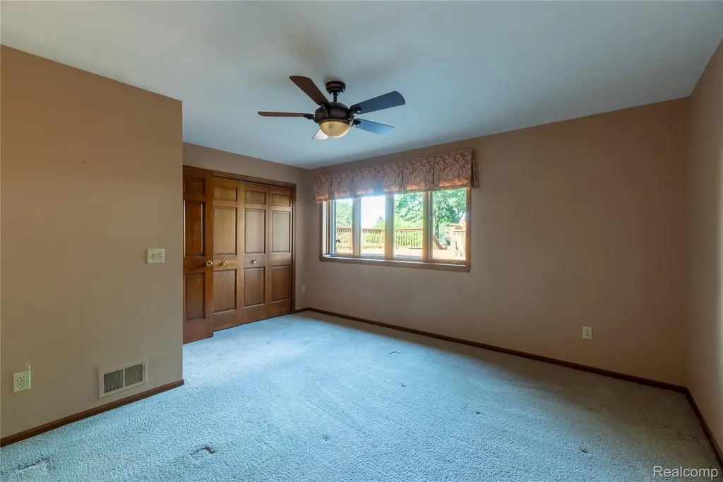 62 Chateaux Du Lac Drive Fenton Charter Township MI 48430